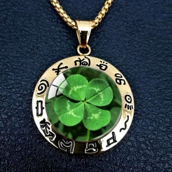 Gold and Green Four-Leaf Clover Pendant Necklace. - Picture 1 of 4